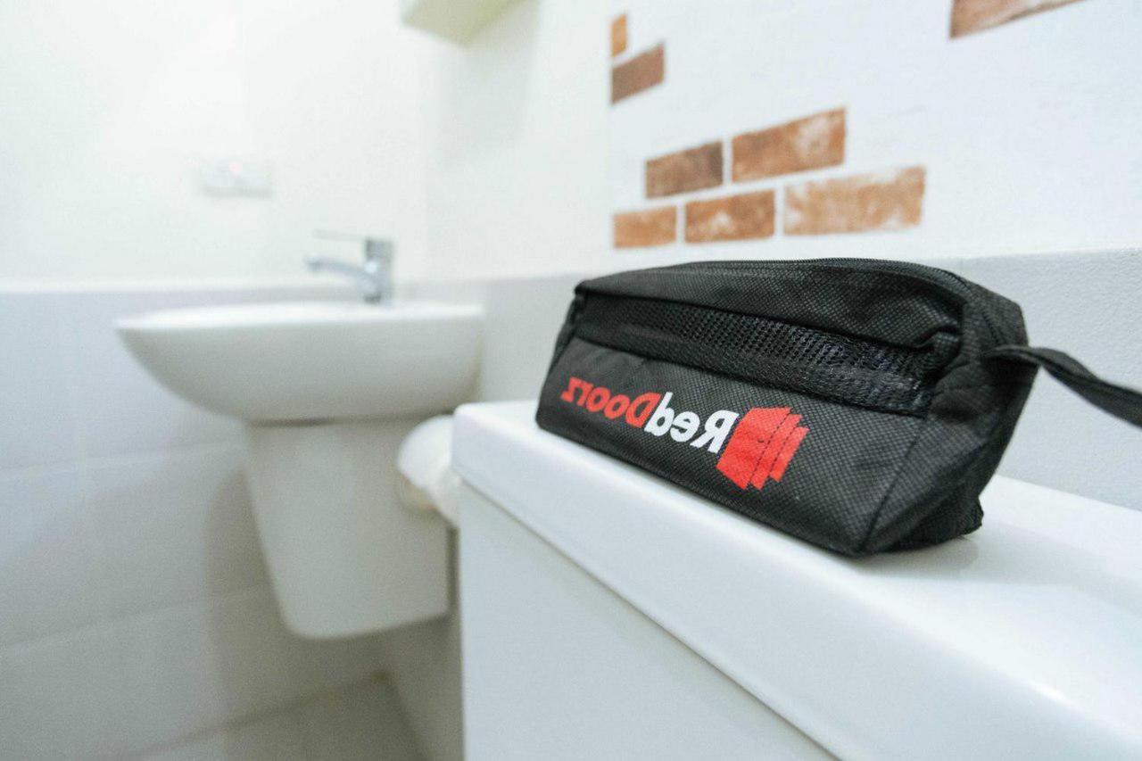 فندق Reddoorz @ Jalan Brigjend Katamso Medan 2 المظهر الخارجي الصورة